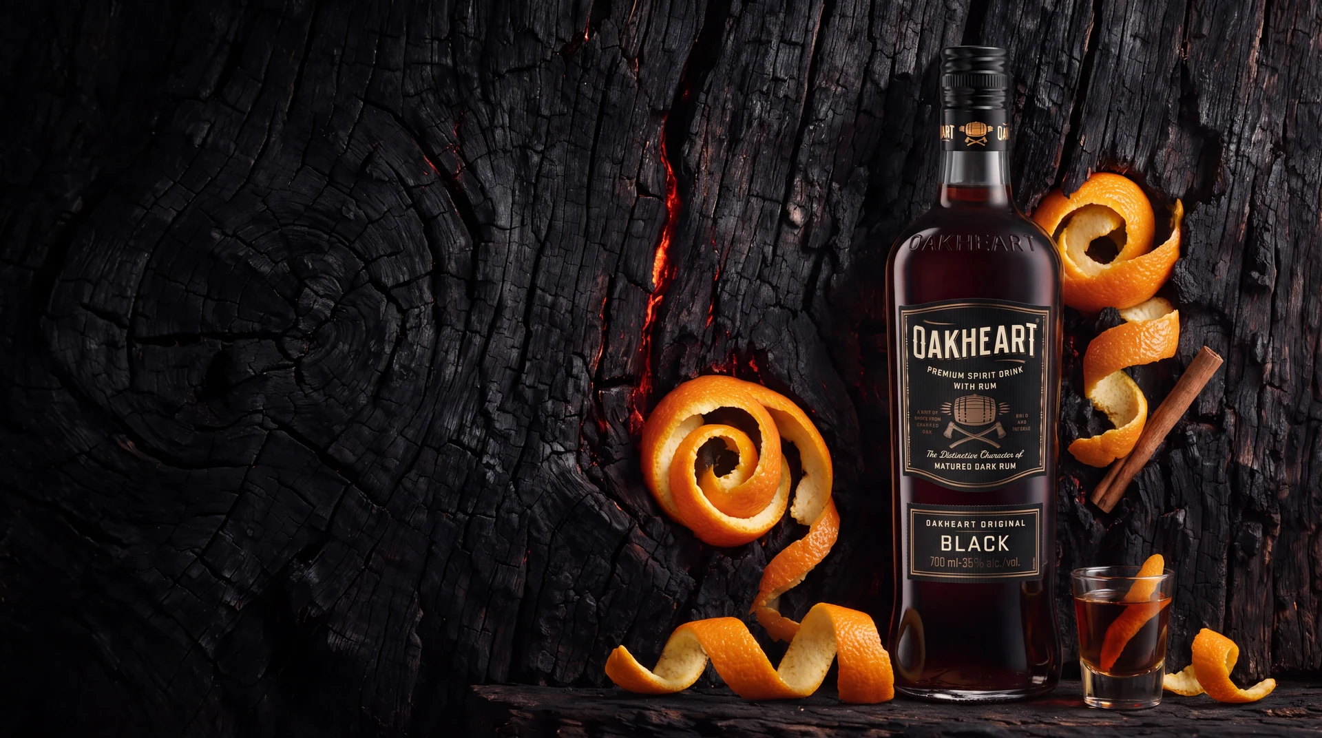 Oakheart Black — Glas und Etikett im warmen Produktlicht.