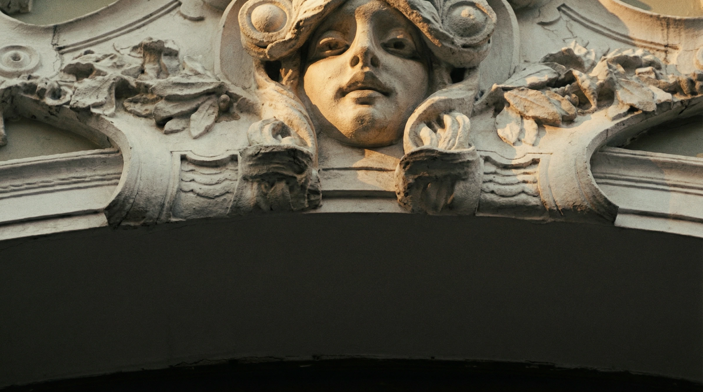 Ornamento escultórico sobre una entrada urbana