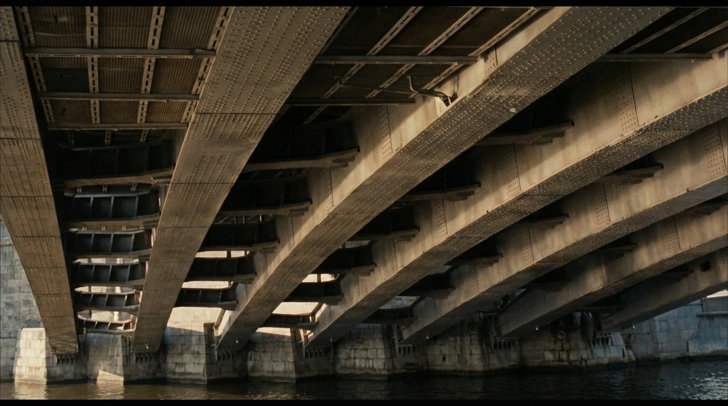 Espacio bajo un puente: escala y profundidad