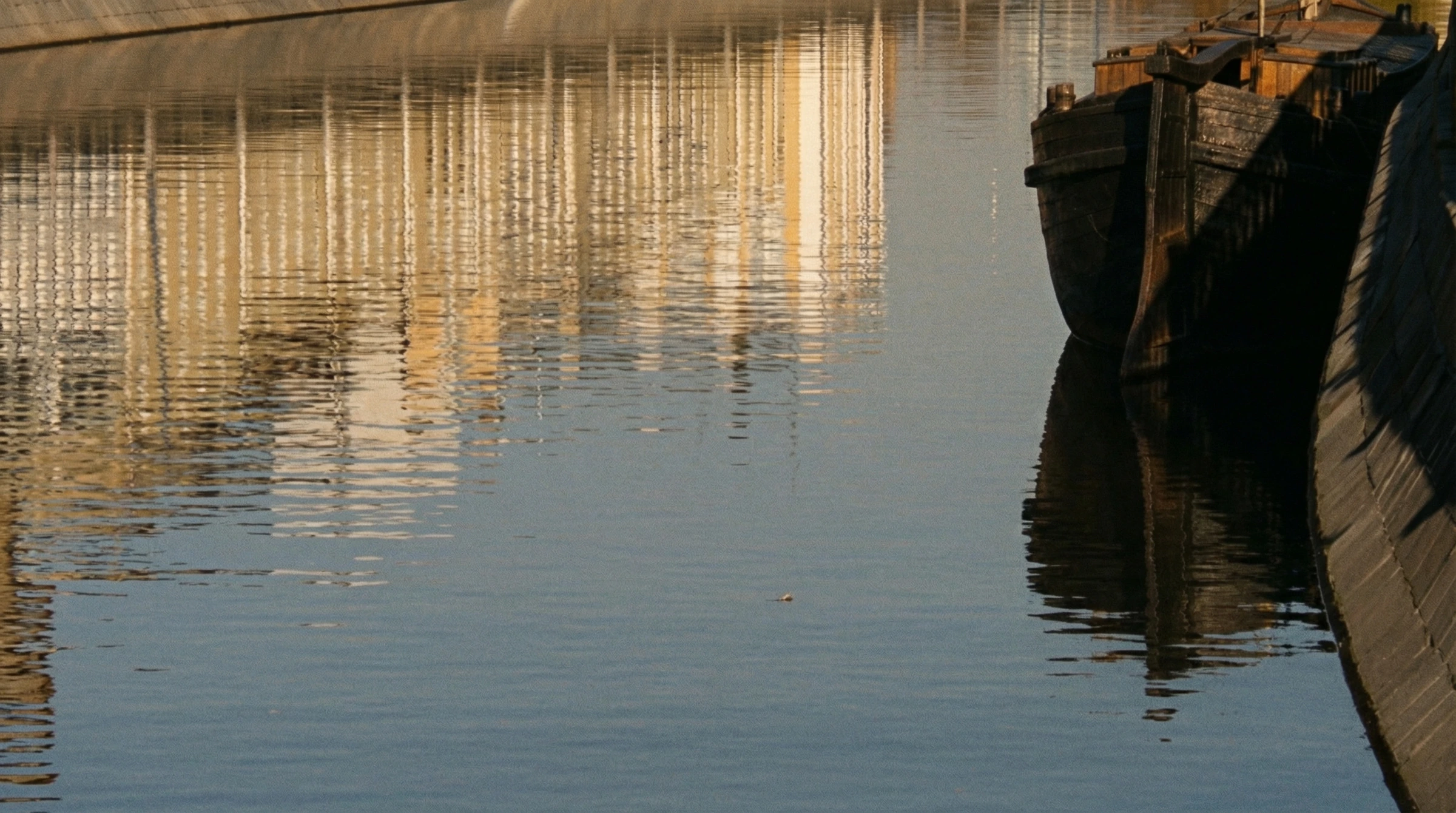 Arquitectura reflejada en un canal