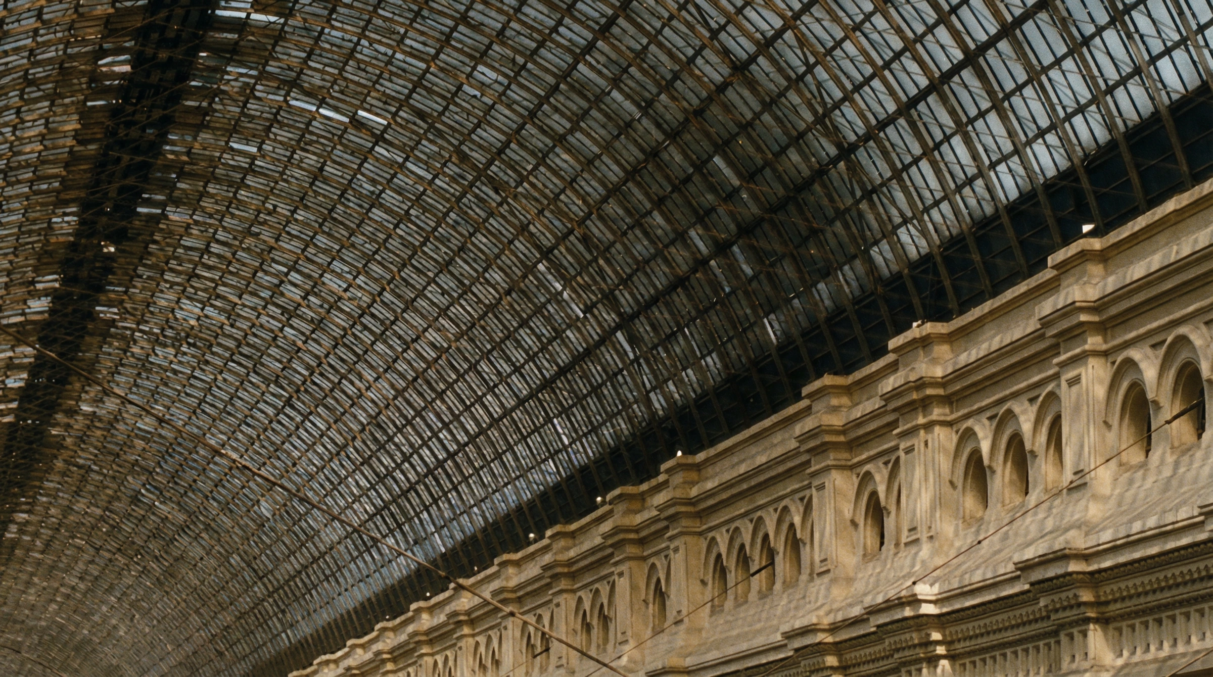 Galería bajo cubierta de vidrio: perspectiva y luz