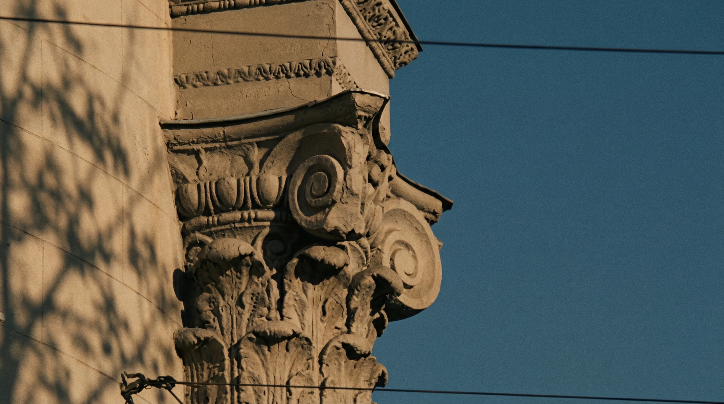 Capitel de piedra y textura del muro